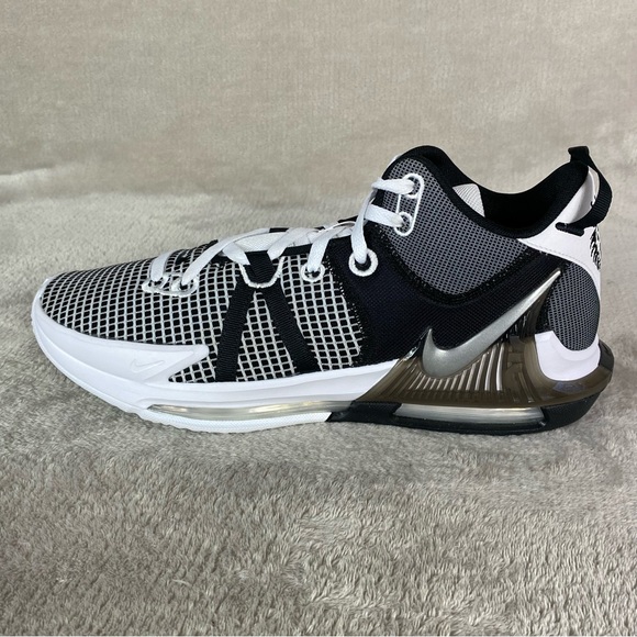 Nike LeBron Witness 7 DM1123-100 Mens Size 13 White Black Basketball Shoes NEW - Picture 2 of 9